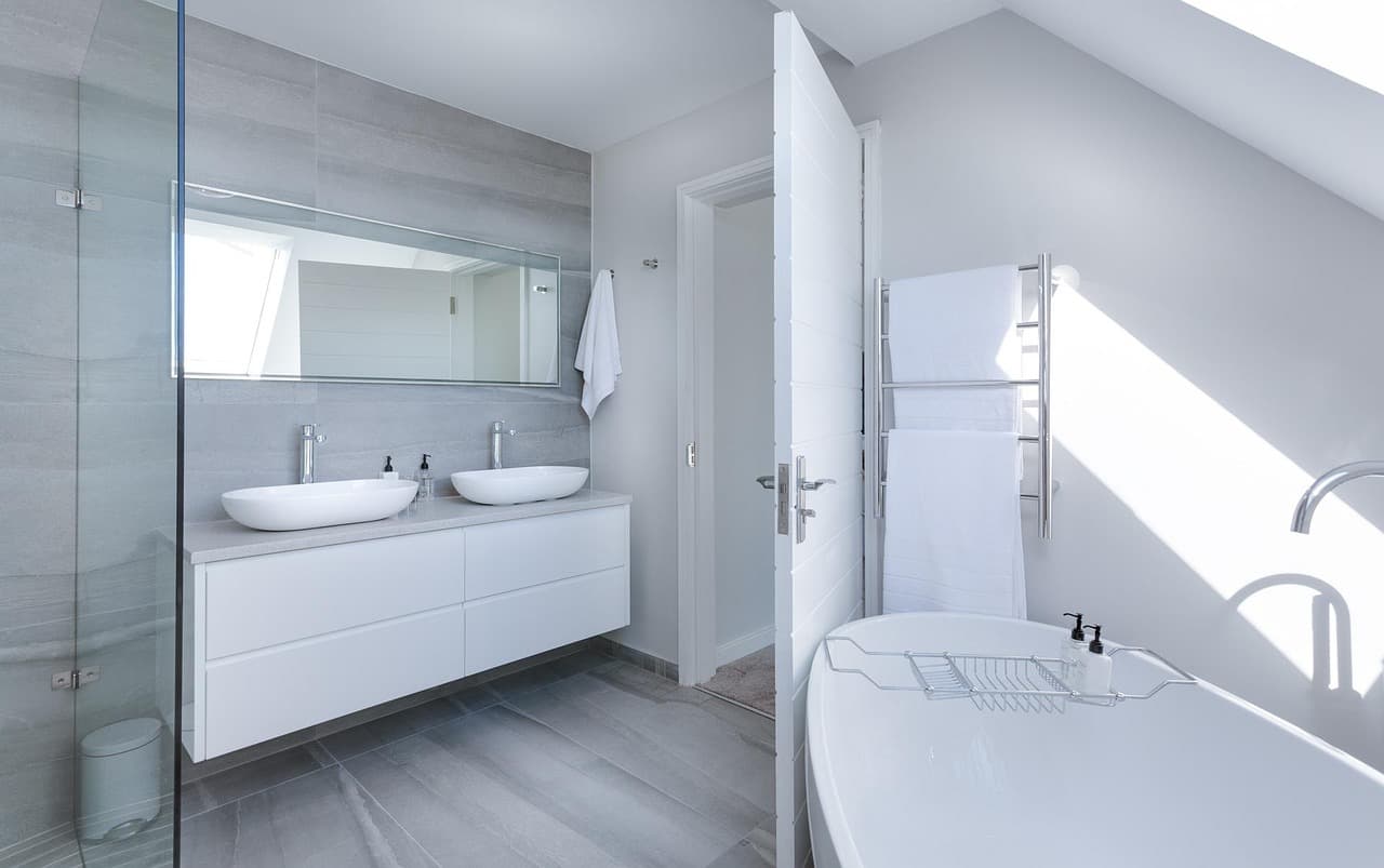 modern minimalist bathroom photo